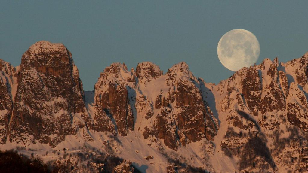 luna sulle Dolomiti chalet Fogajard